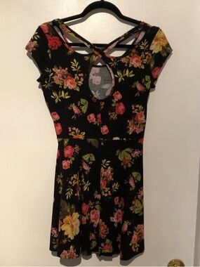 Beautiful Black Floral Dress w/ criss cross back! size L